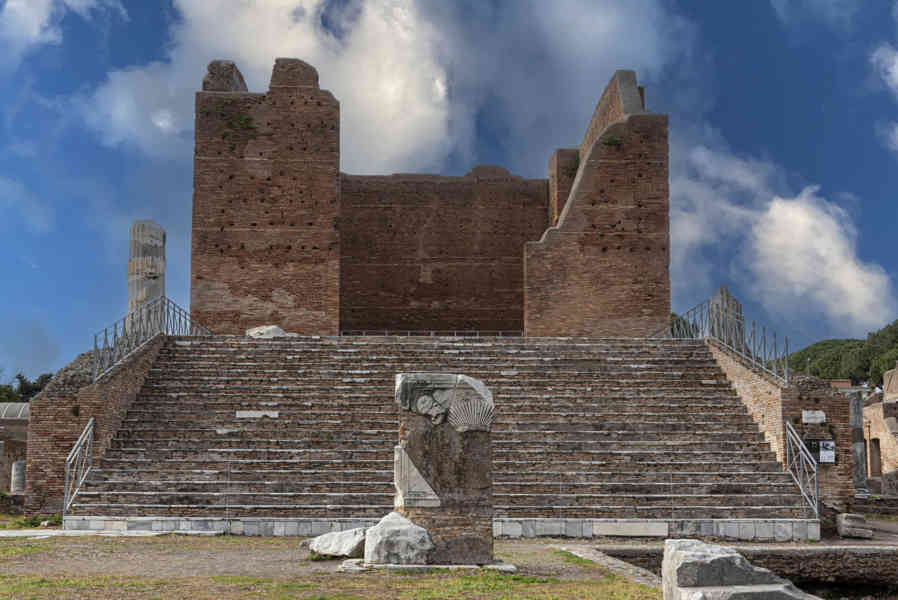 Italia - Ostia 28 - parque arqueológico de Ostia Antica - Capitolio.jpg